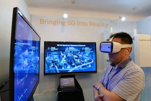 嘉賓在峰會現(xiàn)場利用VR設(shè)備觀看5G測試外場。
